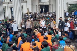 Gubernur dan Ketua DPRD Provinsi Jambi temui mahasiswa