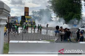 Sejumlah mahasiswa unjuk rasa di DPRD Sumbar diamankan polisi