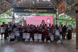 Relawan Puan Maharani bagikan sembako secara "door to door" di Jawa Timur