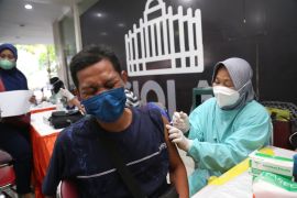 Warga antusias ikuti vaksinasi booster di Kota Surabaya saat Ramadhan
