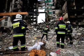 Pencarian jenazah korban serangan Rusia di Kyiv Ukraina Page 2 Small