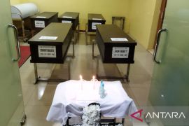Keluarga bawa pulang 5 jenazah korban kebakaran di Warakas dari RS Polri
