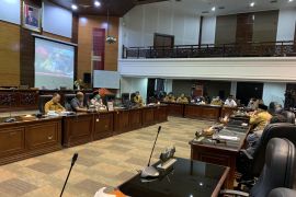 DPRD Sumbar minta perusahaan tambah alokasi minyak goreng curah di Sumbar