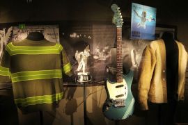 Gitar biru ikonik Kurt Cobain diperkirakan laku Rp11,4 miliar