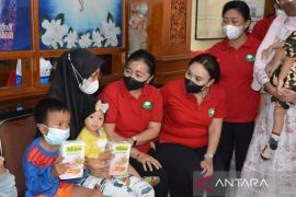Tim PKK Denpasar bantu makanan tambahan bagi penyandang disabilitas