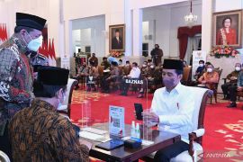 Presiden Joko Widodo serahkan zakat kepada Baznaz