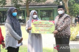 Pemkab Bangkalan salurkan bantuan modal usaha kepada 20.000 PKL