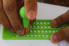 Belajar Menulis Ayat Al Quran dengan Huruf Braile