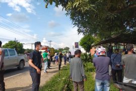 Warga Muarabulian  kesal truk batu bara parkir seenaknya dan bikin sepi pembeli