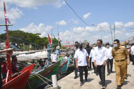 Nelayan Cirebon "curhat" tentang solar langka ke Jokowi dan Ridwan Kamil