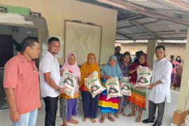 300 karung beras dibagikan kepada warga sekitar Sejahtera Mandiri Sawita