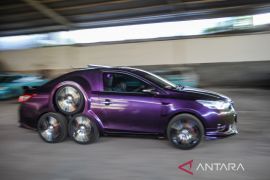 Modifikasi mobil sedan beroda delapan