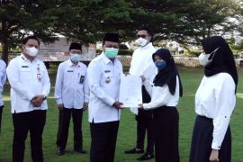 Gubernur Kalsel Serahkan SK Pengangkatan CPNS dan PPPK Kalsel 2021