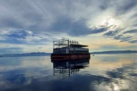 Pembangkit listrik terapung "dual fuel" pertama karya anak bangsa beroperasi di Ambon