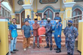 Satpolair-PWI Halmahera Utara berbagi paket takjil, wujudkan hidup ukuwah Islamiah