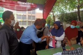 PT Pos bagikan BLT minyak goreng di kelurahan-kelurahan di Kota Bogor