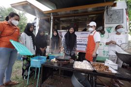 CEO Mirae Asset Sekuritas Indonesia memasak menu berbuka puasa