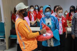 Perwati berikan bantuan sembako kepada 1.211 petugas kebersihan di Pontianak
