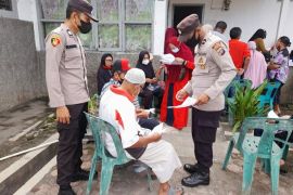 Polsek Limapuluh jemput lansia penerima BLT untuk divaksin COVID-19