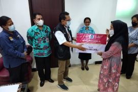Kemensos serahkan santunan korban pembakaran karaoke di Sorong