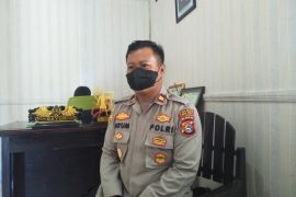 Dua terduga begal yang tewas di tangan korbannya telah dikubur