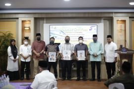 Berkontribusi untuk akreditasi, tiga alumni FISIP UMSU terima Alumni Award