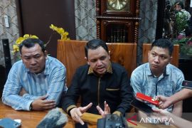 Kuasa hukum Ade Armando minta emak-emak yang provokator ditangkap
