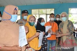 1.270 keluarga di Bone Bolango terima BLT minyak goreng dan BPNT