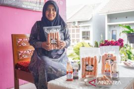 Asriyani bisa tingkatkan produksi pempek udang Ak Sun setelah jadi mitra binaan PT Timah