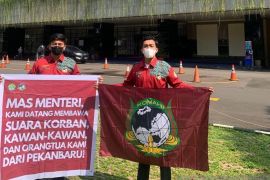 Tuntut keadilan atas bebasnya Dekan nonaktif UNRI, Komahi temui Nadiem Makarim