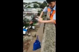 Petugas gerbang tol di Jaktim beli takjil dengan kode "mancing mas"