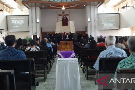 Jemaat GKI Pengharapan Jayapura laksanakan ibadah Jumat Agung