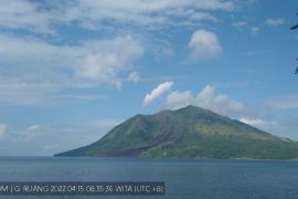 Masyarakat-wisatawan jauhi area Gunung Ruang-Sulut