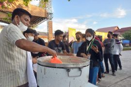 Bagi-bagi takjil gratis untuk pengunjung di Ramadhan festival 2022
