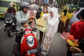 Komunitas WO bagikan iftar gratis dengan Gaun pengantin di Ambon, peduli sosial dengan sesama