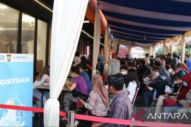 Lippo Cikarang gandeng kepolisian gelar vaksinasi booster pada malam hari