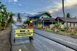 Jalan provinsi di Kecamatan Batumandi mulai diperbaiki