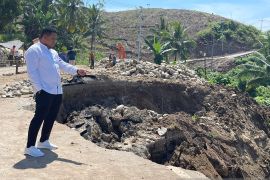 Komisi III DPRD Gorontalo Utara tinjau jalan amblas di lintas Sulawesi