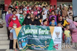 Bupati Bangka Selatan ajak anak yatim belanja di Ramayana