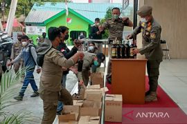 Ramadhan, Satpol PP sita ratusan botol miras di Tanjung Priok