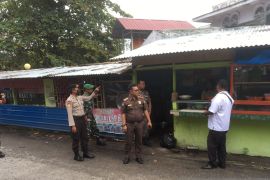 Satpol PP Pariaman tegur tiga pedagang rumah makan yang buka siang hari saat ramadan