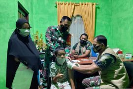 Tim Mobile Kodim 1002/HST tak kenal lelah lakukan vaksin