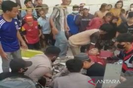 Alfamart Gambut ambruk korban masih dalam pencarian hingga malam hari