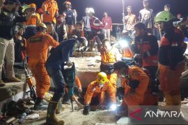 Tiga korban ambruknya toko swalayan Alfamart ditemukan meninggal