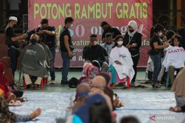 Potong Rambut Massal Gratis di Masjid Cheng Hoo