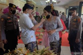 Tahanan kasus narkotika menikah di Polresta Denpasar Page 3 Small