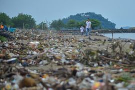 Sampah Berserakan Di Pantai Padang Page 1 Small