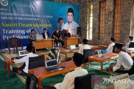 Pesantren Ekonomi Darul Uchwah berikan pelatihan trading digital santri