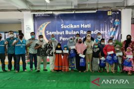 PLN Bekasi salurkan paket sembako dan santuni anak yatim