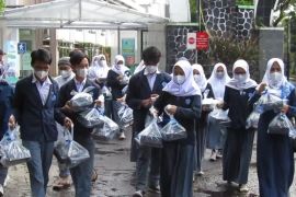 Pelajar di Bandung berbagi dengan warga lewat Program Rantang Siswa
